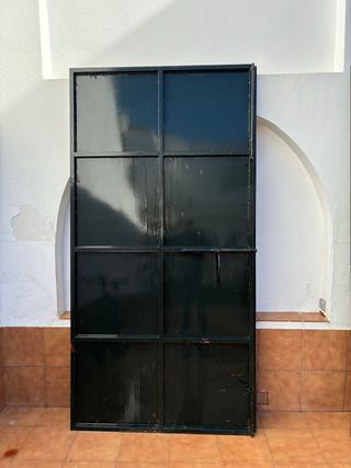 Puerta de garaje con paso peatonal