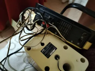 Aparato JVC con 2 altavoces