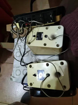 Aparato JVC con 2 altavoces