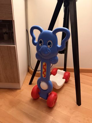 Patín infantil azul con ruedas rojas