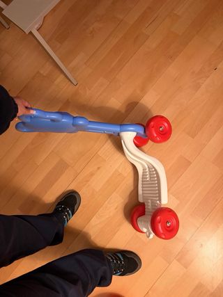 Patín infantil azul con ruedas rojas