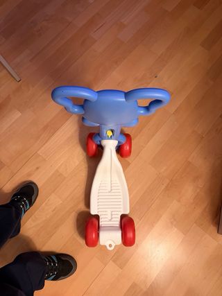 Patín infantil azul con ruedas rojas