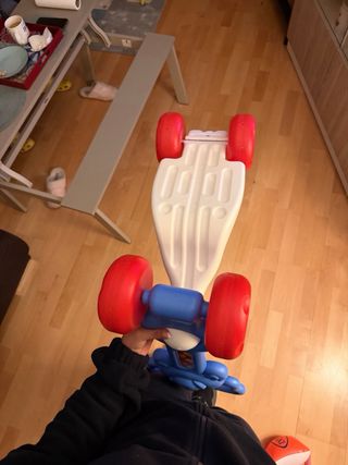 Patín infantil azul con ruedas rojas