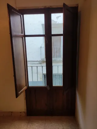 Puertas y ventanas de madera maciza