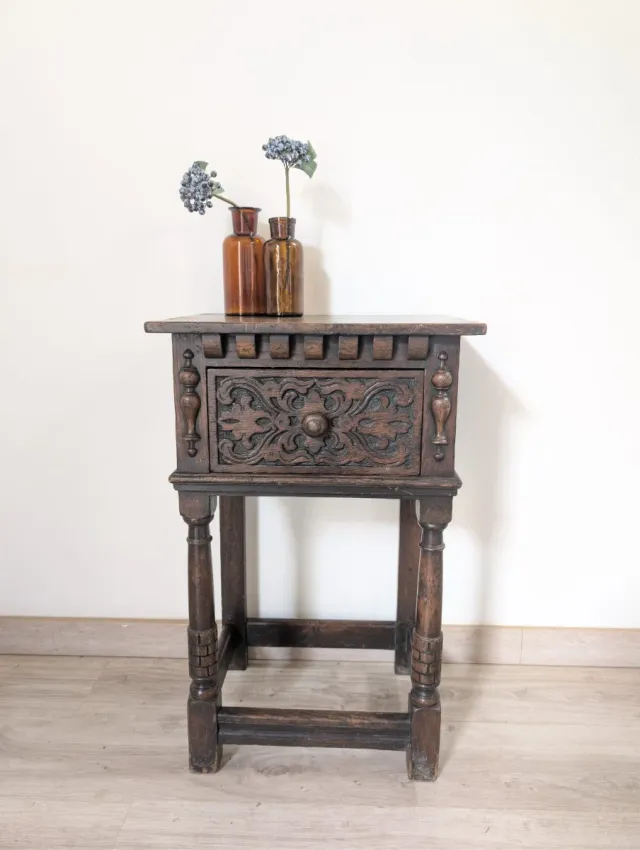 Antico comodino inglese in legno