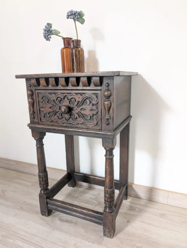 Antico comodino inglese in legno