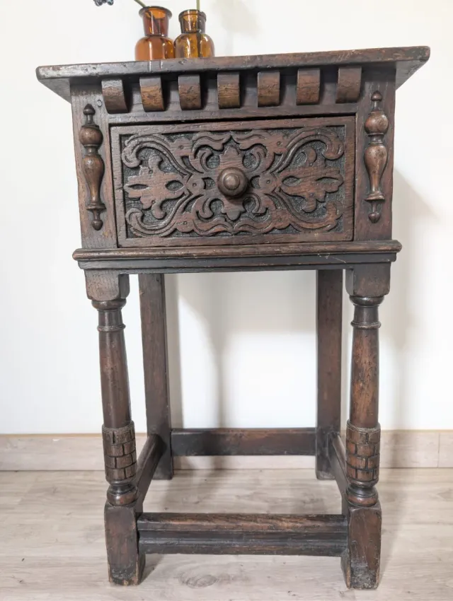 Antico comodino inglese in legno