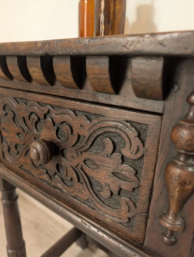 Antico comodino inglese in legno