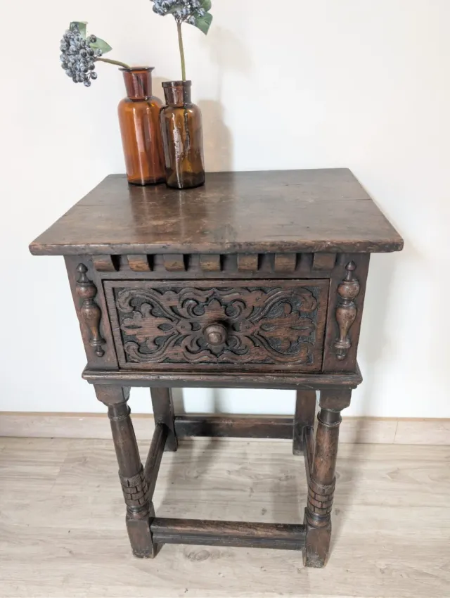 Antico comodino inglese in legno