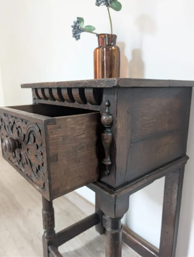 Antico comodino inglese in legno