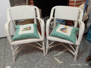 Dos sillones de mimbre con cojines