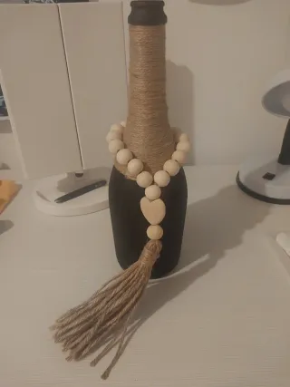 Botella decorada con cuerda y cuentas