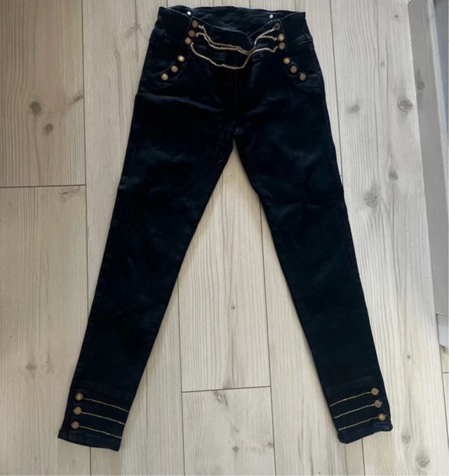 Pantalón colombiano negro con detalles dorados