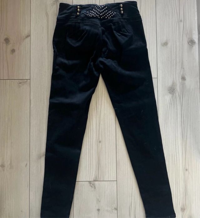 Pantalón colombiano negro con detalles dorados