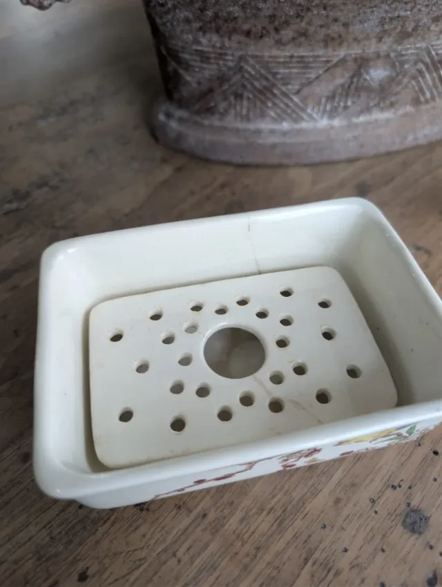 Antico portasapone in porcellana con uccelli