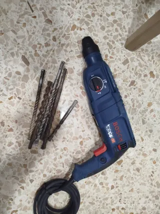 Taladro percutor Bosch con brocas