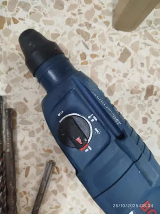 Taladro percutor Bosch con brocas