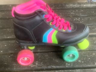 Patines negros con detalles neón