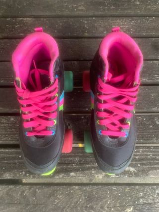 Patines negros con detalles neón