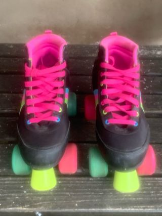 Patines negros con detalles neón