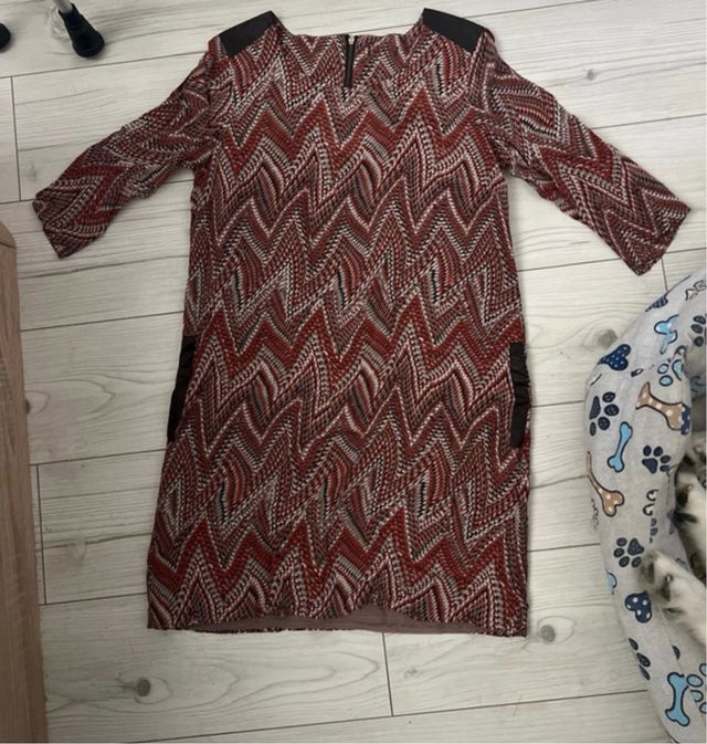 Vestido estampado con detalles cuero