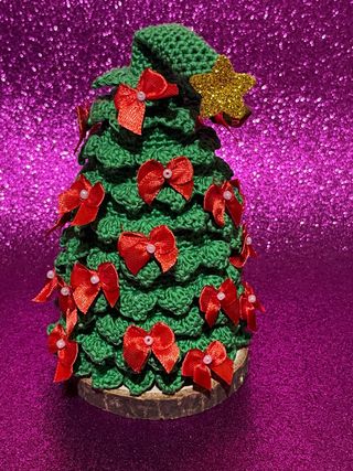 Alberello decorativo con fiocchi rossi