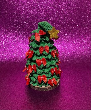 Alberello decorativo con fiocchi rossi