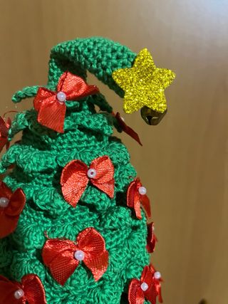 Alberello decorativo con fiocchi rossi