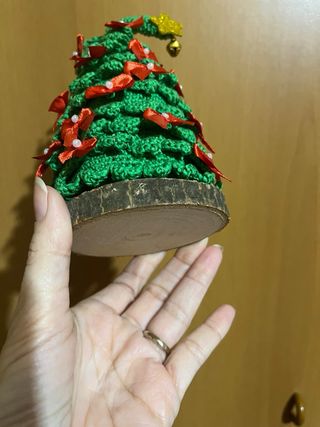 Alberello decorativo con fiocchi rossi