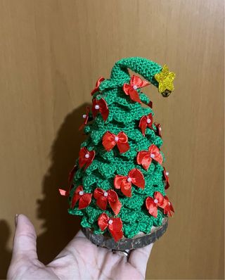 Alberello decorativo con fiocchi rossi