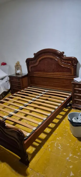 Camera in legno: letto, comodini e cassettiera