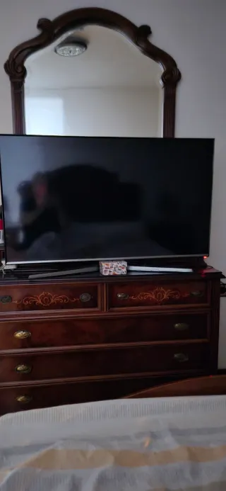 Camera in legno: letto, comodini e cassettiera