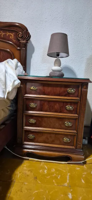 Camera in legno: letto, comodini e cassettiera