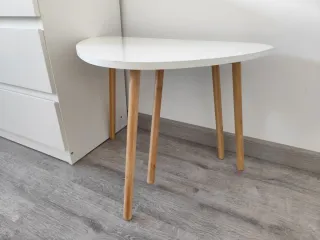 Mesas auxiliares blancas y madera