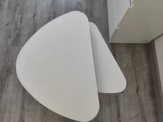 Mesas auxiliares blancas y madera