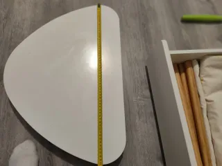 Mesas auxiliares blancas y madera