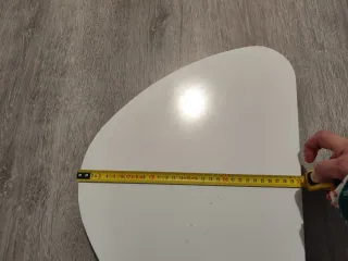 Mesas auxiliares blancas y madera