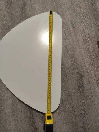 Mesas auxiliares blancas y madera