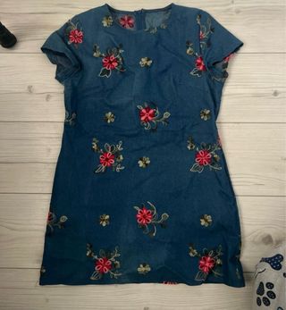 Vestido vaquero con flores bordadas