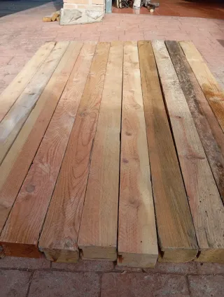 Vigas. Palos. Puntales. Postes. Listones de madera