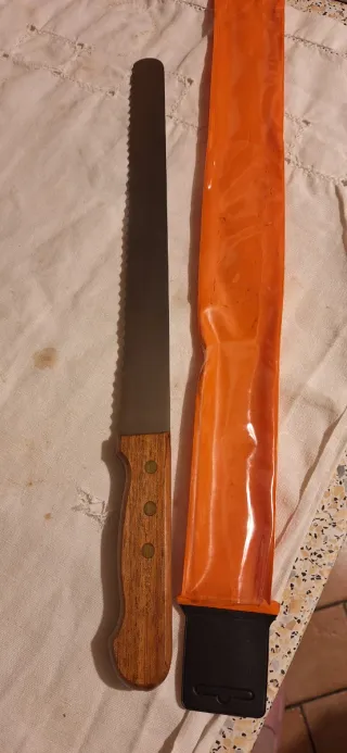 Coltello da pane con manico in legno