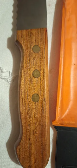 Coltello da pane con manico in legno