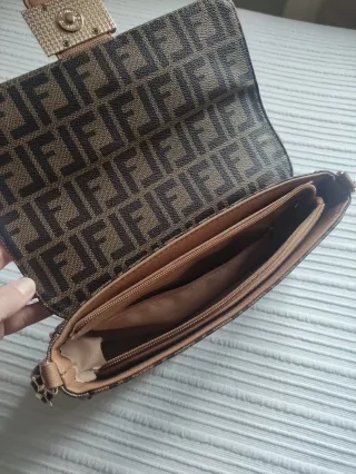 Bolso Marrón con Detalles Dorados