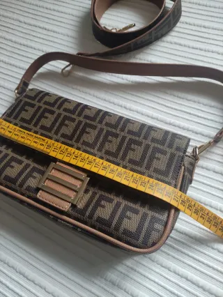 Bolso Marrón con Detalles Dorados