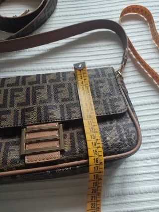 Bolso Marrón con Detalles Dorados