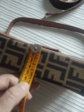 Bolso Marrón con Detalles Dorados