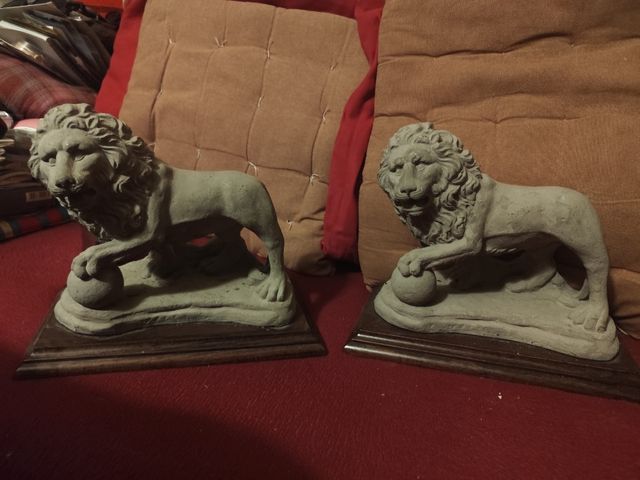 Pareja Leones de piedra con bola