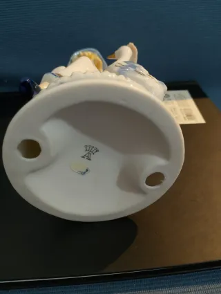 Statuetta porcellana bambina con oca