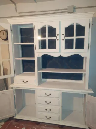 Vitrina blanca de madera y cristal