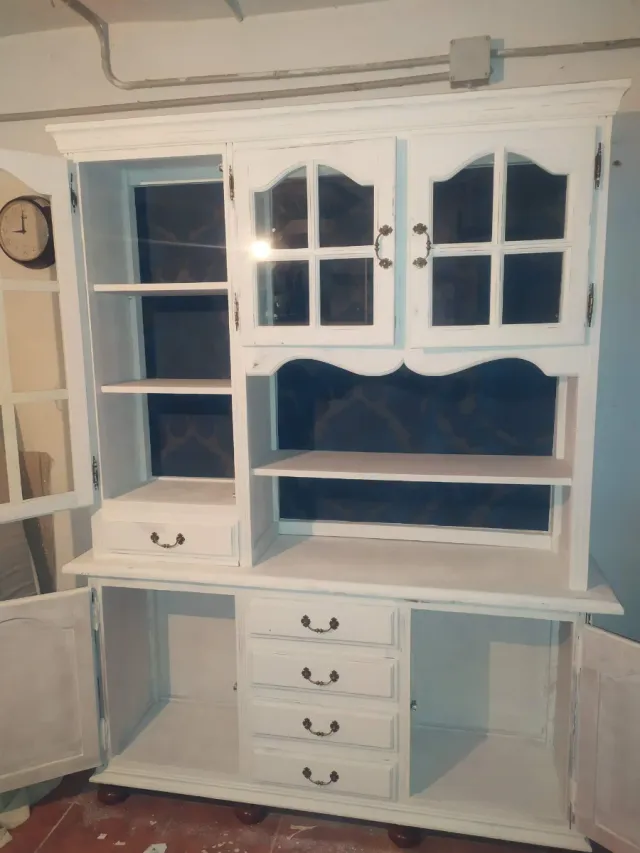 Vitrina blanca de madera y cristal